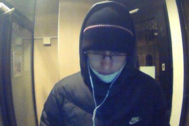 S touto osobou by si policisté rádi osobně promluvili, protože vybrala z pražského bankomatu
podvodem vylákané peníze