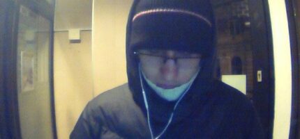 S touto osobou by si policisté rádi osobně promluvili, protože vybrala z pražského bankomatu
podvodem vylákané peníze