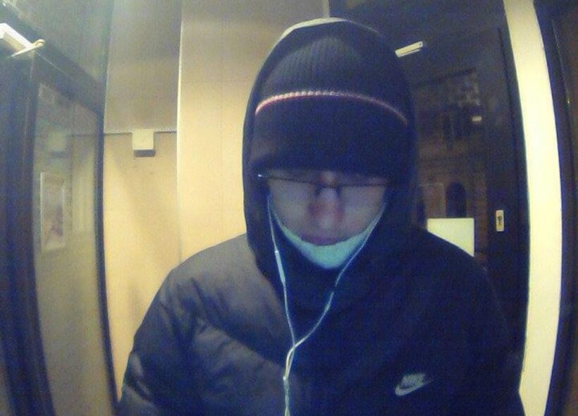 S touto osobou by si policisté rádi osobně promluvili, protože vybrala z pražského bankomatu
podvodem vylákané peníze