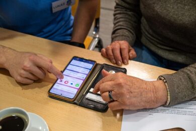 Pomoc probíhá nejčastěji formou individuálních setkání, kdy dobrovolník seniorovi vše krok za krokem vysvětlí.