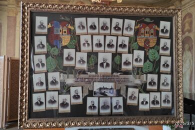 Tablo obsahuje kromě fotografií i sdělení: „Poslední obecní výbor bývalé samostatné obce Libeňské spojené s král. hl. městem Prahou, dne 12. září 1901. Týž zvolen byl ve dnech 11. 12. a 13. února 1896 a působil jako takový až do 12. září 1901.“ 