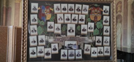 Tablo obsahuje kromě fotografií i sdělení: „Poslední obecní výbor bývalé samostatné obce Libeňské spojené s král. hl. městem Prahou, dne 12. září 1901. Týž zvolen byl ve dnech 11. 12. a 13. února 1896 a působil jako takový až do 12. září 1901.“ 