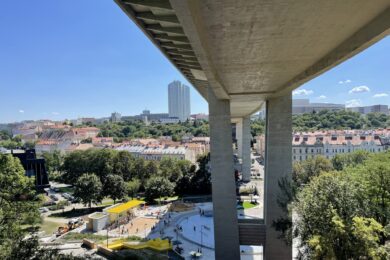 Dvoučlenná hlídka, označena reflexní vestou s nápisem „Tým prevence a pomoci městská část Praha 2“, bude ve vybraných lokalitách městské části Praha 2 působit každý den včetně víkendů a svátků od 8.00 do 22.00 hodin. 