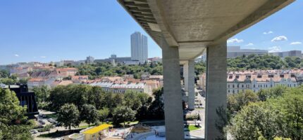 Dvoučlenná hlídka, označena reflexní vestou s nápisem „Tým prevence a pomoci městská část Praha 2“, bude ve vybraných lokalitách městské části Praha 2 působit každý den včetně víkendů a svátků od 8.00 do 22.00 hodin. 