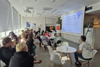 Setkání inovační platformy v Praze. Pražský inovační institut pořádá workshopy a diskuse o rozvoji města, jejichž přínos i transparentnost jsou předmětem veřejné debaty.