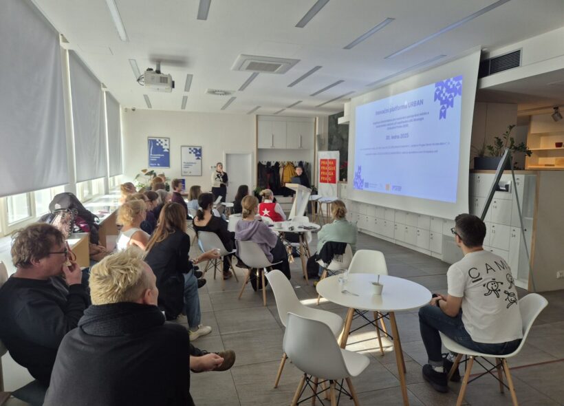 Setkání inovační platformy v Praze. Pražský inovační institut pořádá workshopy a diskuse o rozvoji města, jejichž přínos i transparentnost jsou předmětem veřejné debaty.