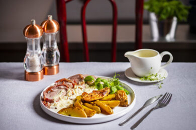 Slaninový kabátek udrží panenku křehkou a jemnou, brambory se v troubě zbarví dozlatova a celou kombinaci harmonicky doplní smetanová omáčka s bílým vínem.