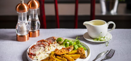 Slaninový kabátek udrží panenku křehkou a jemnou, brambory se v troubě zbarví dozlatova a celou kombinaci harmonicky doplní smetanová omáčka s bílým vínem.