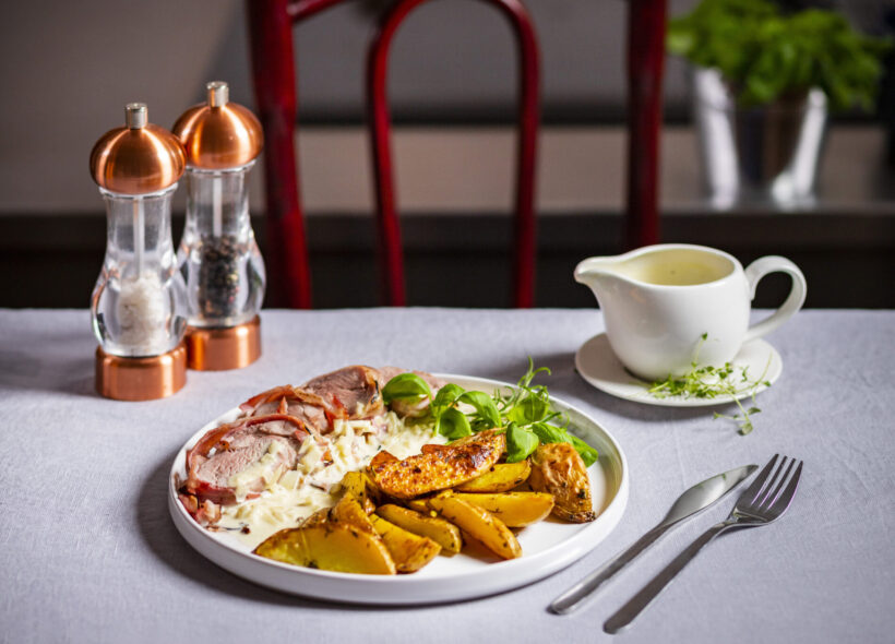 Slaninový kabátek udrží panenku křehkou a jemnou, brambory se v troubě zbarví dozlatova a celou kombinaci harmonicky doplní smetanová omáčka s bílým vínem.