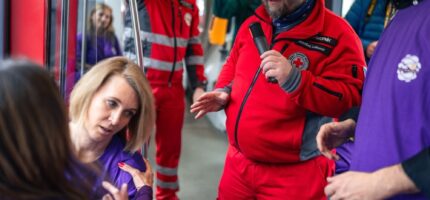 Lékaři budou během jízdy předvádět, co při epileptickém záchvatu dělat. 