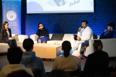 Tři účastníci diskutující o zkušenostech s diskriminací