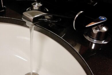 Tekoucí voda z domácího kohoutku. V několika pražských čtvrtích však v 11. týdnu dočasně nepoteče kvůli plánovaným opravám vodovodní sítě.