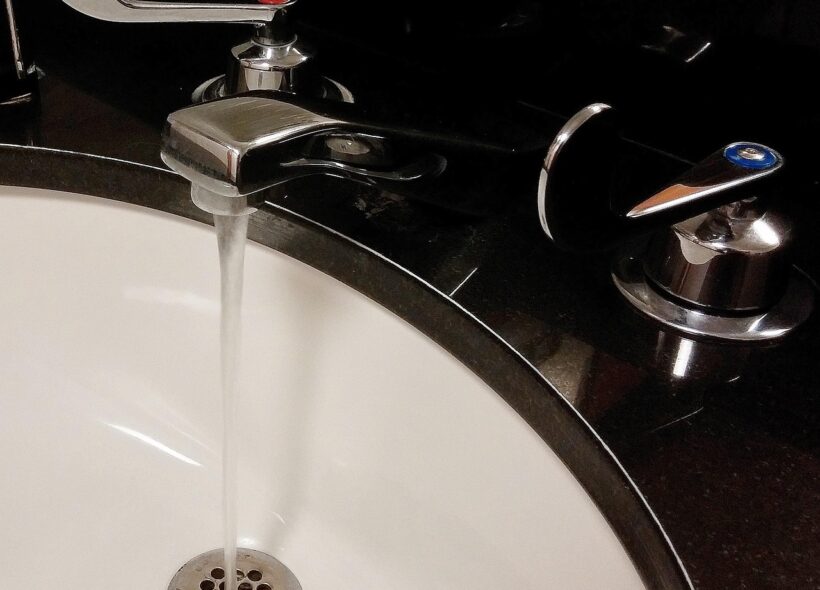 Tekoucí voda z domácího kohoutku. V několika pražských čtvrtích však v 11. týdnu dočasně nepoteče kvůli plánovaným opravám vodovodní sítě.