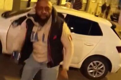 Kurýr, který podle svědectví napadl kolemjdoucího poté, co byl upozorněn na blokování chodníku. Právě zde začal konflikt, který skončil útěkem, zraněními a otázkami nad tím, jak bezpečné jsou pražské ulice.