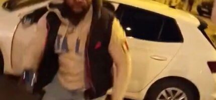 Kurýr, který podle svědectví napadl kolemjdoucího poté, co byl upozorněn na blokování chodníku. Právě zde začal konflikt, který skončil útěkem, zraněními a otázkami nad tím, jak bezpečné jsou pražské ulice.