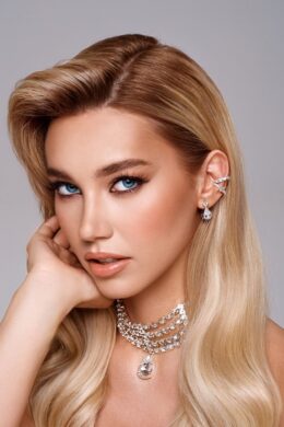 Miss Earth Natálie Puškinová si s chutí přečte básně, které v sobě skrývají příběh. 