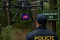 Policejní dron s termovizí během pátrací akce v Malešickém lese. Technologie pomohla najít pohřešovaného seniora včas.