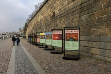 Dva metry pod ulicemi Prahy leží příběh inženýrského génia, řemeslného mistrovství i každodenní práce lidí, kteří systém udržují v chodu.