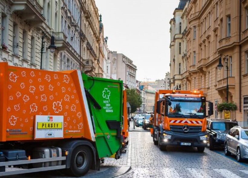 Svozové vozy v pražských ulicích. Přestože město investovalo miliony do chytrých čidel v kontejnerech, reálný provoz stále řídí pevné harmonogramy a přeplněné nádoby zůstávají běžným problémem.