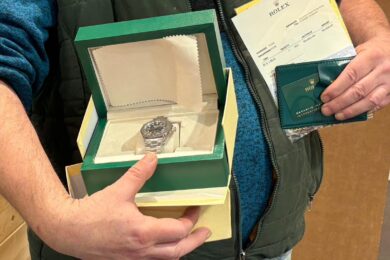 Kupte si balíček a třeba získáte i obnošené hodinky Rolex.