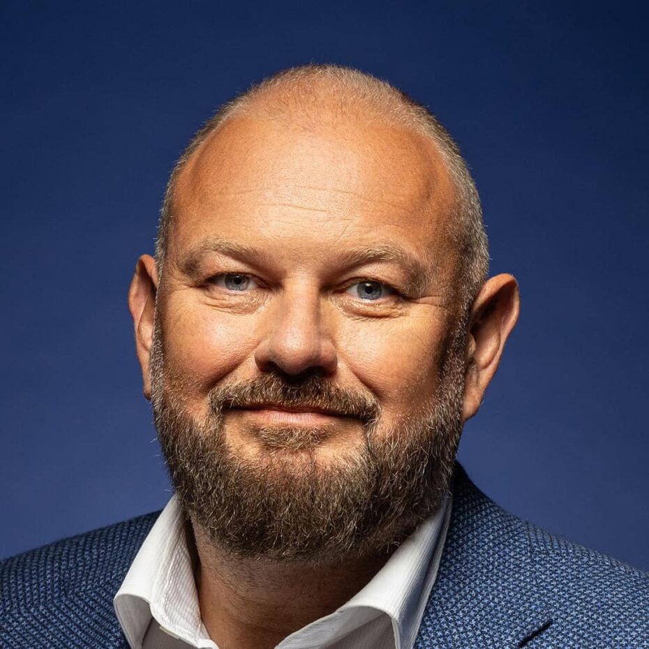 Ing. Jiří Smetana, MPA, poradce ministra zemědělství.  
Expert, který dlouhodobě sleduje cenotvorbu a marže v potravinovém řetězci. Varuje, že bez regulace slev, transparentních marží a tvrdších kontrol se český trh dál bude vychylovat ve prospěch řetězců.