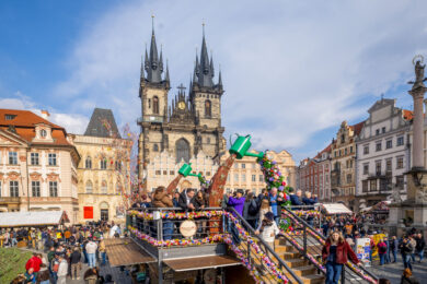 Dominantou trhu na Staroměstském náměstí je opět vyhlídkový most.