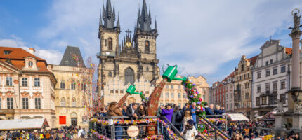 Dominantou trhu na Staroměstském náměstí je opět vyhlídkový most.