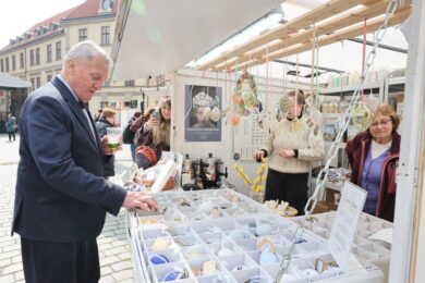 "Velikonoce na Mariánském nejsou jen tradičními trhy v centru města, ale také příležitostí ukázat, že i sváteční akce může mít kulturní a charitativní přesah," uvedl při zahájení trhů primátor Prahy  Bohuslav Svoboda. 