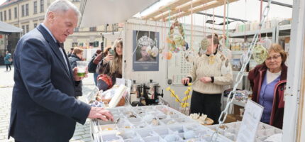 "Velikonoce na Mariánském nejsou jen tradičními trhy v centru města, ale také příležitostí ukázat, že i sváteční akce může mít kulturní a charitativní přesah," uvedl při zahájení trhů primátor Prahy Bohuslav Svoboda.
