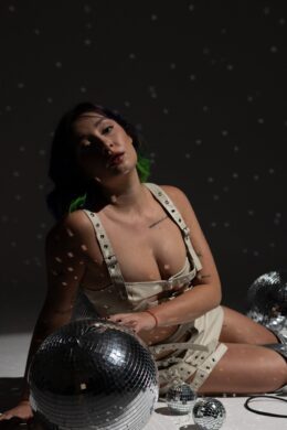 Její nová deska zahrnuje nejen taneční písně. 