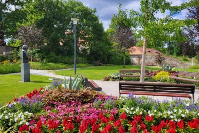 Pečlivě udržované záhony a klidová zóna v centru Strakonic ukazují, jak může kvalitní městská zeleň zpříjemnit veřejný prostor a nabídnout obyvatelům místo k odpočinku.