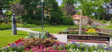 Pečlivě udržované záhony a klidová zóna v centru Strakonic ukazují, jak může kvalitní městská zeleň zpříjemnit veřejný prostor a nabídnout obyvatelům místo k odpočinku.