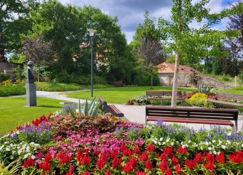 Pečlivě udržované záhony a klidová zóna v centru Strakonic ukazují, jak může kvalitní městská zeleň zpříjemnit veřejný prostor a nabídnout obyvatelům místo k odpočinku.