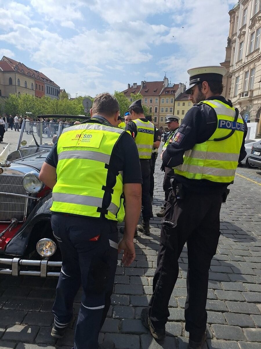Policisté a inspektoři při kontrolách pseudohistorických vozidel odhalili vážné technické závady. Deseti řidičům udělili pokuty na místě a čtyři další případy poslali do přestupkového řízení.