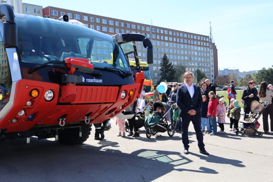 Přehlídku záchranářských složek zahájil starosta Prahy 13 David Vodrážka.