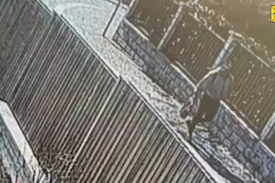 Záběr z kamerového záznamu Policie ČR zachycuje muže, po kterém kriminalisté pátrají v souvislosti s loupežným přepadením seniorky v Praze 6. Policie žádá veřejnost o pomoc při ztotožnění podezřelého.