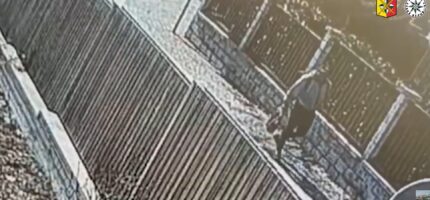 Záběr z kamerového záznamu Policie ČR zachycuje muže, po kterém kriminalisté pátrají v souvislosti s loupežným přepadením seniorky v Praze 6. Policie žádá veřejnost o pomoc při ztotožnění podezřelého.