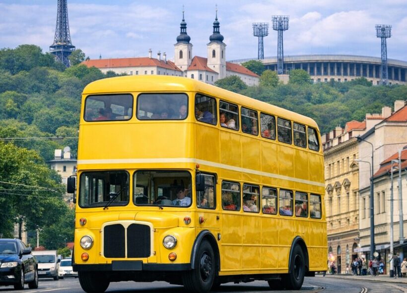 Historický žlutý berlínský doubledecker projíždí pražskými ulicemi s výhledem na Petřínskou rozhlednu a Strahovský klášter. Symbolicky připomíná Den veřejné dopravy, který letos slaví i Praha 6.