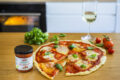 V Neapoli je pizza Margherita považována za nejautentičtější. Často se zde podává podle tradičních pravidel – například v pizzerii Brandi, kde prý vznikla vůbec první Margherita. 
