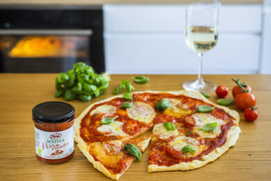 V Neapoli je pizza Margherita považována za nejautentičtější. Často se zde podává podle tradičních pravidel – například v pizzerii Brandi, kde prý vznikla vůbec první Margherita. 