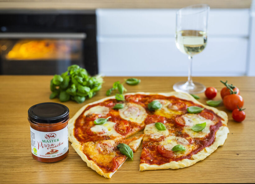 V Neapoli je pizza Margherita považována za nejautentičtější. Často se zde podává podle tradičních pravidel – například v pizzerii Brandi, kde prý vznikla vůbec první Margherita. 