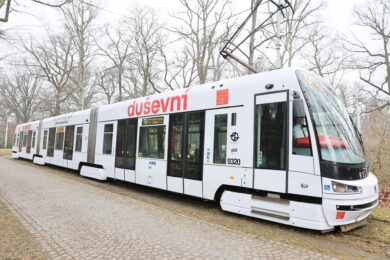 Duševní tramvaj“ propojuje běžnou dopravu s osvětou. Cestující v ní najdou informace o tom, kde v Praze získat pomoc.