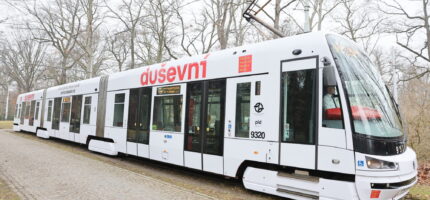 Duševní tramvaj“ propojuje běžnou dopravu s osvětou. Cestující v ní najdou informace o tom, kde v Praze získat pomoc.