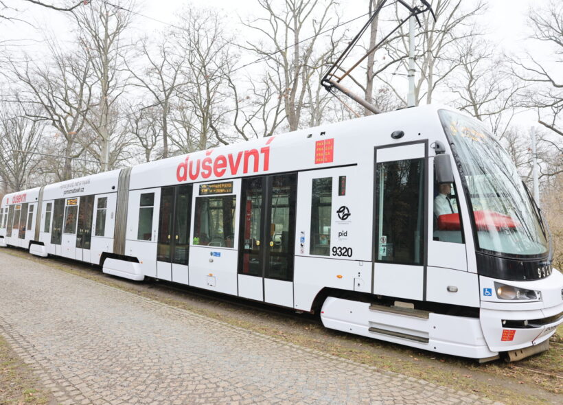 Duševní tramvaj“ propojuje běžnou dopravu s osvětou. Cestující v ní najdou informace o tom, kde v Praze získat pomoc.