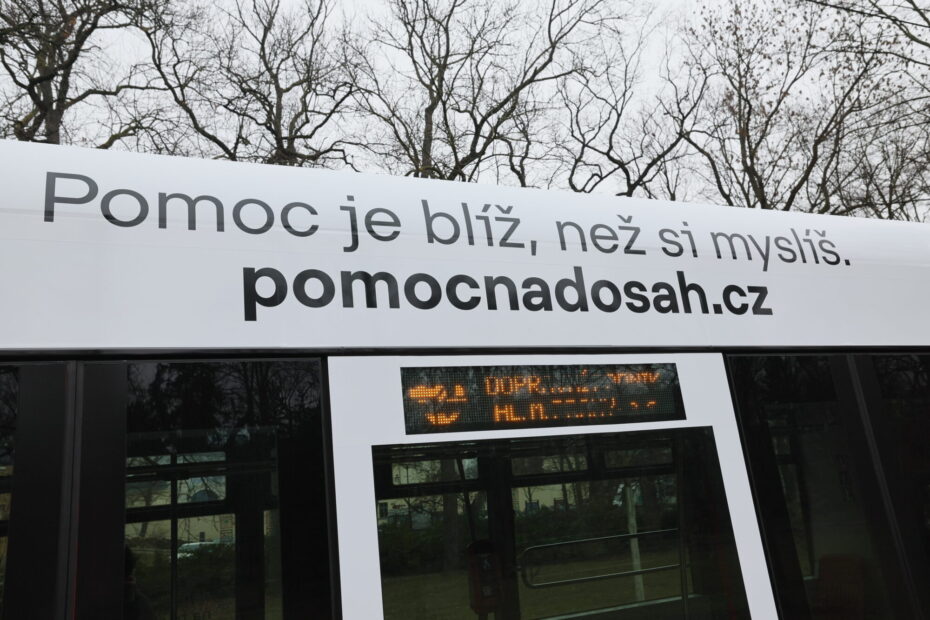 Tramvaj s vizuály kampaně připomíná, že podpora v oblasti duševního zdraví je v Praze snadno dostupná.