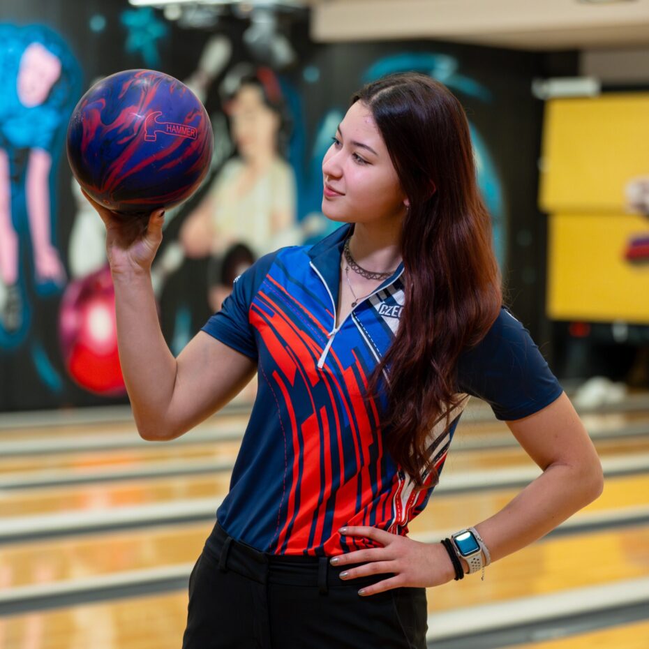 Ema Iwazawa při hře na Mistrovství Evropy juniorů v bowlingu 2026.