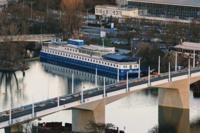 Dvorecký most propojuje oba břehy Vltavy a zásadně mění dopravu v jižní části Prahy. Nová spojnice zrychlí cestování mezi Podolím a Smíchovem a umožní přesměrování tramvajových i autobusových linek mimo přetížený Barrandovský most.