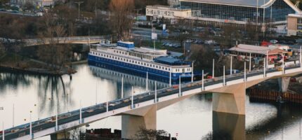 Dvorecký most propojuje oba břehy Vltavy a zásadně mění dopravu v jižní části Prahy. Nová spojnice zrychlí cestování mezi Podolím a Smíchovem a umožní přesměrování tramvajových i autobusových linek mimo přetížený Barrandovský most.