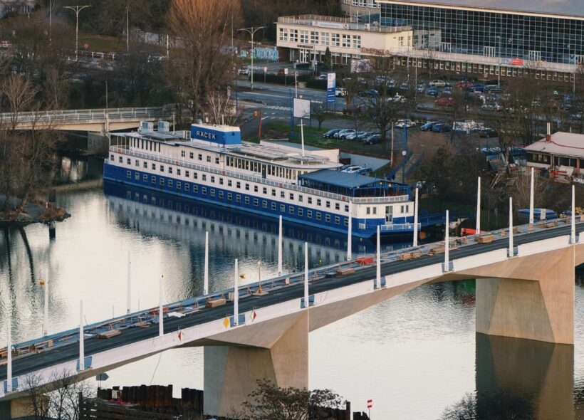 Dvorecký most propojuje oba břehy Vltavy a zásadně mění dopravu v jižní části Prahy. Nová spojnice zrychlí cestování mezi Podolím a Smíchovem a umožní přesměrování tramvajových i autobusových linek mimo přetížený Barrandovský most.