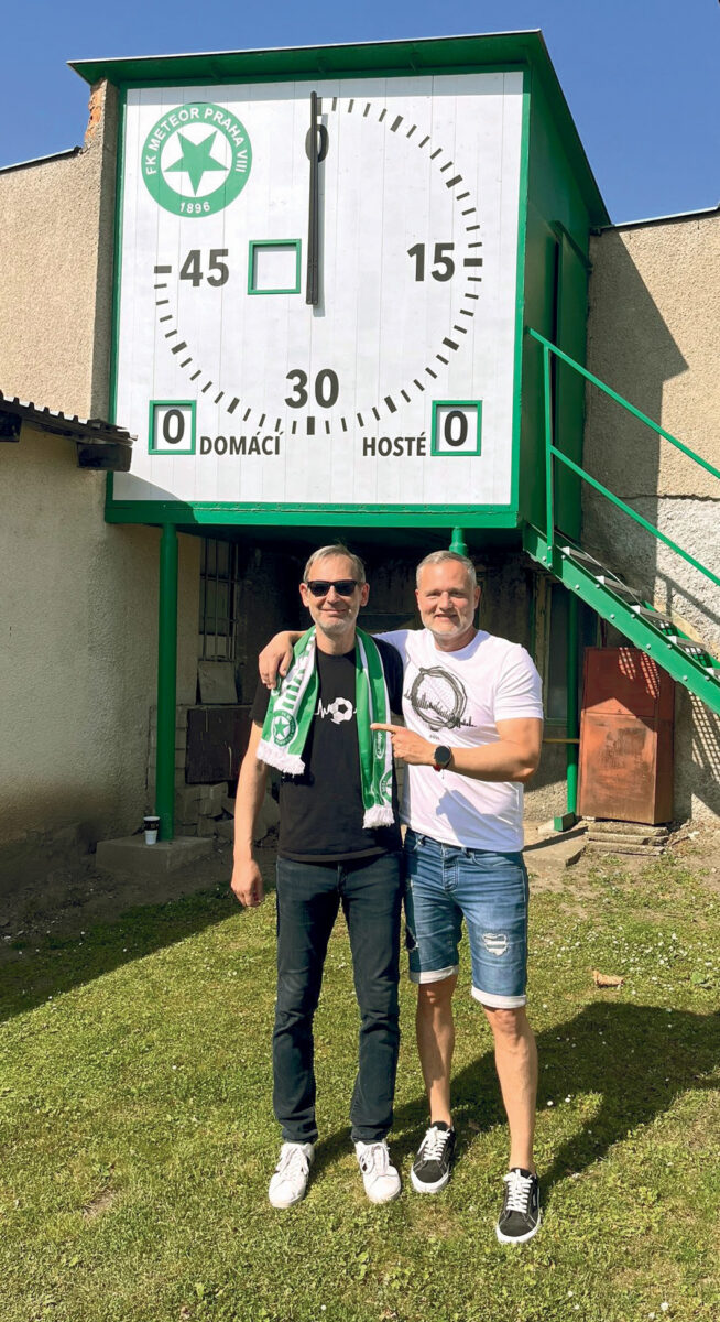 Ondřej Gros (vlevo) za Meteor kopal od žáčků a je i nadále častým divákem na
jeho utkáních.